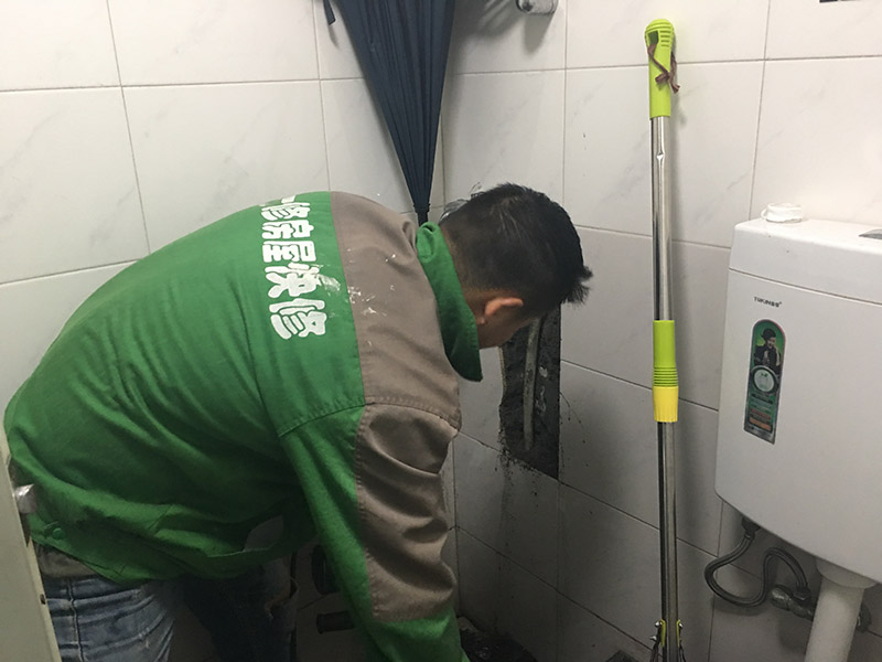 浴室水管漏水維修:除了地板或者天花板以外，可能有時(shí)候也會(huì)在墻上發(fā)現(xiàn)一塊塊的水漬。墻面滲水的原因可能是淋浴區(qū)墻面的防水層沒有做好，因此水會(huì)蔓延到其他的墻面去。另一個(gè)可能的原因就是在粉刷墻壁的時(shí)候，施作人員沒有等油漆干涂就馬上上第二或者第三層，這樣子會(huì)造成水氣悶在墻壁里，產(chǎn)生滲水的問題。 首先我們必須先找出滲漏的源頭，然后再重新施作防水層。另外如果你需要把舊的油漆層換掉、再重新涂上防水漆的時(shí)候，要記得要等第一層完全干透后再繼續(xù)后續(xù)的粉刷程序。