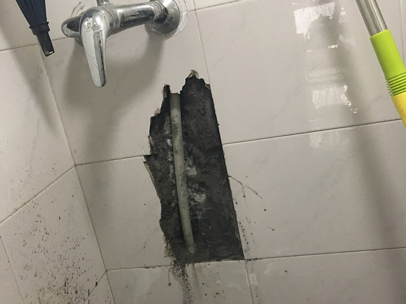 浴室水管漏水維修:除了地板或者天花板以外，可能有時(shí)候也會(huì)在墻上發(fā)現(xiàn)一塊塊的水漬。墻面滲水的原因可能是淋浴區(qū)墻面的防水層沒有做好，因此水會(huì)蔓延到其他的墻面去。另一個(gè)可能的原因就是在粉刷墻壁的時(shí)候，施作人員沒有等油漆干涂就馬上上第二或者第三層，這樣子會(huì)造成水氣悶在墻壁里，產(chǎn)生滲水的問題。 首先我們必須先找出滲漏的源頭，然后再重新施作防水層。另外如果你需要把舊的油漆層換掉、再重新涂上防水漆的時(shí)候，要記得要等第一層完全干透后再繼續(xù)后續(xù)的粉刷程序。