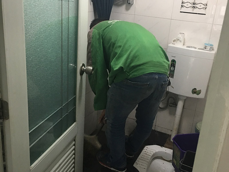 浴室水管漏水維修:除了地板或者天花板以外，可能有時(shí)候也會(huì)在墻上發(fā)現(xiàn)一塊塊的水漬。墻面滲水的原因可能是淋浴區(qū)墻面的防水層沒有做好，因此水會(huì)蔓延到其他的墻面去。另一個(gè)可能的原因就是在粉刷墻壁的時(shí)候，施作人員沒有等油漆干涂就馬上上第二或者第三層，這樣子會(huì)造成水氣悶在墻壁里，產(chǎn)生滲水的問題。 首先我們必須先找出滲漏的源頭，然后再重新施作防水層。另外如果你需要把舊的油漆層換掉、再重新涂上防水漆的時(shí)候，要記得要等第一層完全干透后再繼續(xù)后續(xù)的粉刷程序。