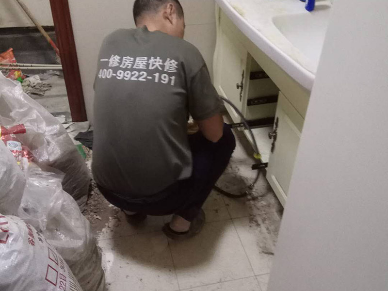 水管打壓維修：水管打壓顯示不漏但是墻面有漏水，水管接頭處如果有滲水，哪怕是一點點地滴，水壓試驗也很容易試出來，如果水壓試驗沒問題，可以排除水管滲水。看看沿墻角地面有沒有濕痕，如果有，看看是在哪邊多點（廚房邊還是餐廳邊），如果是在廚房邊，不排除廚房地面貼面磚時，砂漿中吸貯了水，這種情況，如果廚房沒有新的滲水源，過段時間就沒事了。萬一有漏水滲漏將會給你家和樓下的造成巨大損失，給水管安裝完畢一定要做打壓試驗，試驗壓力不能小于6公斤，這樣那些容易漏水的地方或者施工有瑕疵的地方就會暴露出來。 最后再來介紹水管打壓沒關水閥，打到了2.0會不會傷水管，沒關總水閥、應該是正常供水的，自來水管道內的壓力值應為2－2.5公斤，屬于正常壓力值，有很多人就是把試壓器拿到地方一試沒有5分鐘就卸下來說好了，那才真是騙人的。