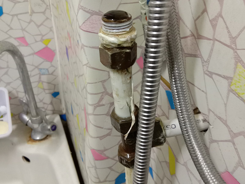 浴室管道配件更換：關水管總閘，讓斷掉處的水管內的水流干。小區總閘一般是在樓梯間，電梯間，開關就在水表旁邊。讓開關垂直水管即為關閉。如下圖最上面的和中間的開關，就表示已關閉。現在我們已經將斷頭管鋸開了一個小口，接下來，我們就用平口一字螺絲刀，和小榔頭，將斷頭鑿出。我們用平口螺絲刀刀口對準斷頭剛被鋸條鋸出的口子的旁邊的管壁，然后用榔頭敲擊螺絲刀的木柄頂部，這樣便可輕易剔除斷頭，只要打開一個小口，后面的用螺絲刀輕輕一撮就全部掉了。在安裝之前，需要先將水膠帶纏繞在角閥或水龍頭絲口上，可以稍微弄點水濕潤一下，更好纏繞，纏繞的時候要采用逆時針方向纏繞。