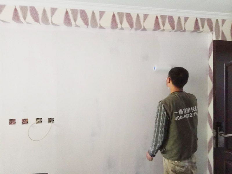 酒店墻面翻新：將房中小件物品搬移到柜子，儲(chǔ)物柜等不需要施工的位置，如樓梯間，衛(wèi)生間等，利用專業(yè)的遮蔽保護(hù)膜貼在地面，包裝家具，避免施工期間對(duì)家中的物品造成損害和污染。檢查墻面破損位置，如粉化，開裂，滲水，起皮現(xiàn)象嚴(yán)重的利用鏟刀直接全部鏟除至基層，局部破損現(xiàn)象不嚴(yán)重的位置直接用打磨機(jī)或者砂紙打磨即可。貼過墻紙的一定要完全清理掉墻紙內(nèi)的膠，因?yàn)槟z水時(shí)間長(zhǎng)了之后會(huì)產(chǎn)生化學(xué)反應(yīng)，會(huì)對(duì)膩?zhàn)訉佑兴绊懀乙自斐森h(huán)保污染，揮發(fā)有害物質(zhì)。 墻面完全鏟除后，需用打磨機(jī)打磨墻面起到找平的作用，然后做防水界面劑施工，防水施工的目的是防止天氣潮濕或者樓頂漏水，陽(yáng)臺(tái)滲水導(dǎo)致墻面乳膠漆掉皮，界面劑的作用是為了增強(qiáng)水泥基層的粘接力。 膩?zhàn)邮且环N墻體抹灰找平材料，膩?zhàn)拥淖饔檬菫榱耸箟γ嫫秸鹫移降淖饔茫鰪?qiáng)底漆的附著力，且防水膩?zhàn)舆€具有耐水的性能，可以保證乳膠漆施工后不會(huì)出現(xiàn)起皮，掉粉等現(xiàn)象，膩?zhàn)邮┕ず螅欢ㄒ鼍?xì)打磨，保證膩?zhàn)拥募?xì)膩性。 面漆是墻漆系統(tǒng)中最后一位守關(guān)者，它能體現(xiàn)整個(gè)漆面的光澤，手感，因此面漆的好壞直接決定了整片漆膜的好壞。
