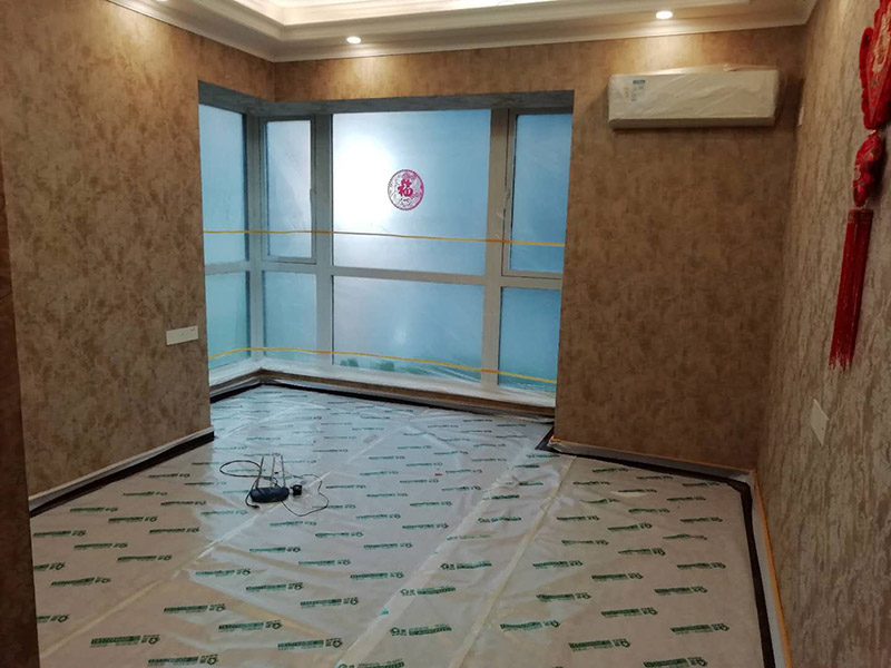別墅全屋翻新保護：在施工過程中，有些分項、分部工程已經(jīng)完成，其他工程尚在施工，或者某些部位已經(jīng)完成，其他部位正在施工，如果對已完成的 成品，不采取妥善的措施加以 保護，就會造成損傷，影響質(zhì)量。這樣，不僅會增加修補工作量，浪費工料，拖延工期；更嚴重的是有的損傷難以恢復到原料，成為永久性的缺陷。因此，搞好成品保護，是一項關(guān)系到確保工程質(zhì)量、降低工程成本，按期竣工的重要環(huán)節(jié)