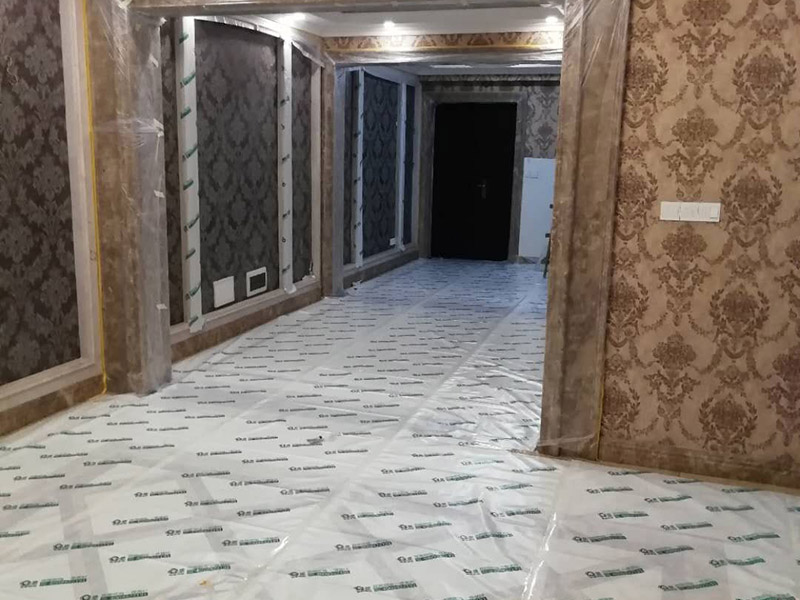 別墅全屋翻新保護：在施工過程中，有些分項、分部工程已經(jīng)完成，其他工程尚在施工，或者某些部位已經(jīng)完成，其他部位正在施工，如果對已完成的 成品，不采取妥善的措施加以 保護，就會造成損傷，影響質(zhì)量。這樣，不僅會增加修補工作量，浪費工料，拖延工期；更嚴重的是有的損傷難以恢復到原料，成為永久性的缺陷。因此，搞好成品保護，是一項關(guān)系到確保工程質(zhì)量、降低工程成本，按期竣工的重要環(huán)節(jié)