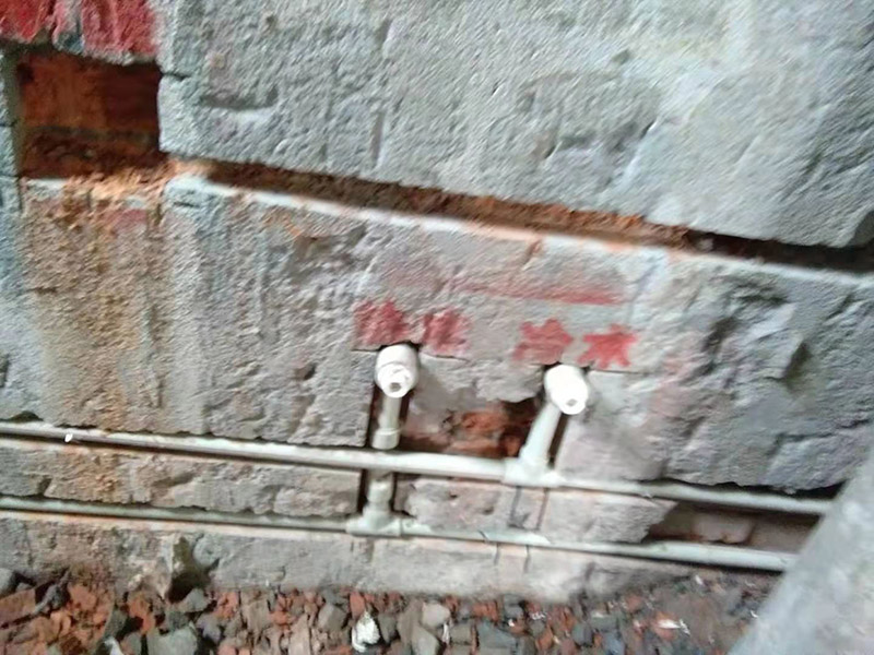 全屋線路規(guī)劃，水管開(kāi)槽:水路管道檢查至關(guān)重要，這相關(guān)以后的水路安全隱患問(wèn)題。我們通常用試壓的方法做管道檢查。試壓是管道檢查滲漏的方法之一，先用賭頭將所有內(nèi)絲賭死。用壓力表打壓(家裝一般12個(gè)壓)試水。打壓之后檢查所有管道所有接頭。第二種方法就是上了賭頭之后，打開(kāi)水閘二天二夜，第三天檢查所有接頭。 水路管道安裝之后，用水泥沙子混合封好衛(wèi)生間所有線槽。等線槽和地面填渣干后，再次清洗地面與墻面，墻地面水份干了即可做防水，墻面防水最好作一米高。如果廚衛(wèi)墻背面有家具的墻面，必須做滿墻。起到家具防潮作用。地面須填渣的，必須做好防水后填渣。填渣10厘米以上的用水泥沙子干混填渣。做二次防水地面和墻面要一起做。
