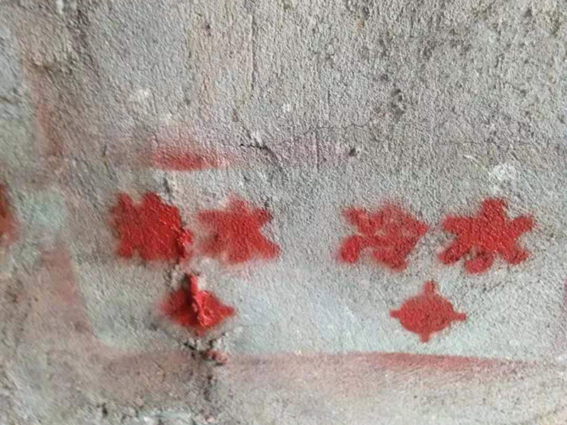 全屋線路規(guī)劃，水管開(kāi)槽:水路管道檢查至關(guān)重要，這相關(guān)以后的水路安全隱患問(wèn)題。我們通常用試壓的方法做管道檢查。試壓是管道檢查滲漏的方法之一，先用賭頭將所有內(nèi)絲賭死。用壓力表打壓(家裝一般12個(gè)壓)試水。打壓之后檢查所有管道所有接頭。第二種方法就是上了賭頭之后，打開(kāi)水閘二天二夜，第三天檢查所有接頭。 水路管道安裝之后，用水泥沙子混合封好衛(wèi)生間所有線槽。等線槽和地面填渣干后，再次清洗地面與墻面，墻地面水份干了即可做防水，墻面防水最好作一米高。如果廚衛(wèi)墻背面有家具的墻面，必須做滿墻。起到家具防潮作用。地面須填渣的，必須做好防水后填渣。填渣10厘米以上的用水泥沙子干混填渣。做二次防水地面和墻面要一起做。