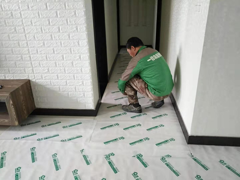 全屋地板家具保護：俗話說的好，做任何事情都要防患于未然，提早一步考慮周全，將問題的發(fā)生扼殺在搖籃里，這才是徹底解決麻煩的關(guān)鍵。 1、使用耐磨地板。耐磨地板是在地板生產(chǎn)過程中利用U型槽熱壓鋼模板以此壓制而成，它利用光學(xué)原理設(shè)計了一條實木視覺線，營造出一種原木視覺效果，增強地板的耐磨性。 2、使用組合家具。在目前的家裝設(shè)計中，除了一些家電產(chǎn)品，需要單獨選購的已經(jīng)越來越少，可以購買組合家具，在裝修完成后直接在房間里拼接組合，這樣既不會產(chǎn)生地板摩擦問題，也更加省事。