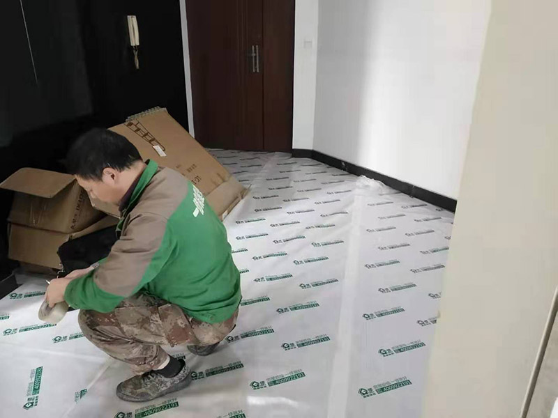 全屋地板家具保護：俗話說的好，做任何事情都要防患于未然，提早一步考慮周全，將問題的發(fā)生扼殺在搖籃里，這才是徹底解決麻煩的關(guān)鍵。 1、使用耐磨地板。耐磨地板是在地板生產(chǎn)過程中利用U型槽熱壓鋼模板以此壓制而成，它利用光學(xué)原理設(shè)計了一條實木視覺線，營造出一種原木視覺效果，增強地板的耐磨性。 2、使用組合家具。在目前的家裝設(shè)計中，除了一些家電產(chǎn)品，需要單獨選購的已經(jīng)越來越少，可以購買組合家具，在裝修完成后直接在房間里拼接組合，這樣既不會產(chǎn)生地板摩擦問題，也更加省事。