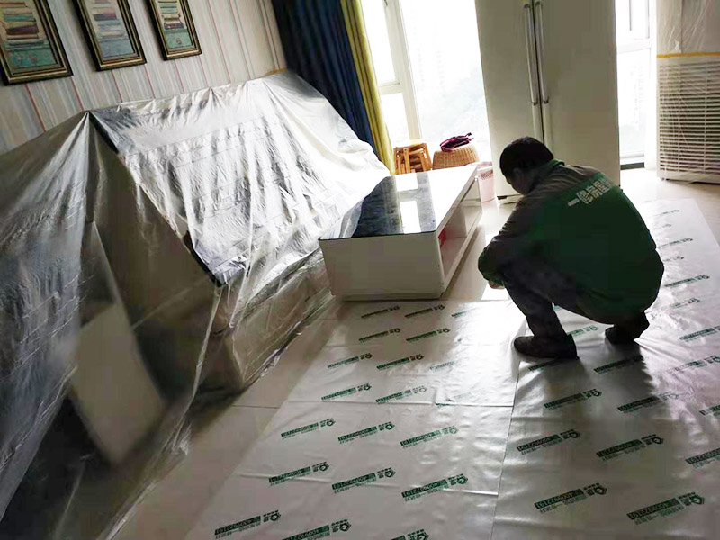 全屋地板家具保護：俗話說的好，做任何事情都要防患于未然，提早一步考慮周全，將問題的發(fā)生扼殺在搖籃里，這才是徹底解決麻煩的關(guān)鍵。 1、使用耐磨地板。耐磨地板是在地板生產(chǎn)過程中利用U型槽熱壓鋼模板以此壓制而成，它利用光學(xué)原理設(shè)計了一條實木視覺線，營造出一種原木視覺效果，增強地板的耐磨性。 2、使用組合家具。在目前的家裝設(shè)計中，除了一些家電產(chǎn)品，需要單獨選購的已經(jīng)越來越少，可以購買組合家具，在裝修完成后直接在房間里拼接組合，這樣既不會產(chǎn)生地板摩擦問題，也更加省事。