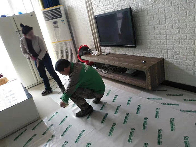 全屋地板家具保護：俗話說的好，做任何事情都要防患于未然，提早一步考慮周全，將問題的發(fā)生扼殺在搖籃里，這才是徹底解決麻煩的關(guān)鍵。 1、使用耐磨地板。耐磨地板是在地板生產(chǎn)過程中利用U型槽熱壓鋼模板以此壓制而成，它利用光學(xué)原理設(shè)計了一條實木視覺線，營造出一種原木視覺效果，增強地板的耐磨性。 2、使用組合家具。在目前的家裝設(shè)計中，除了一些家電產(chǎn)品，需要單獨選購的已經(jīng)越來越少，可以購買組合家具，在裝修完成后直接在房間里拼接組合，這樣既不會產(chǎn)生地板摩擦問題，也更加省事。