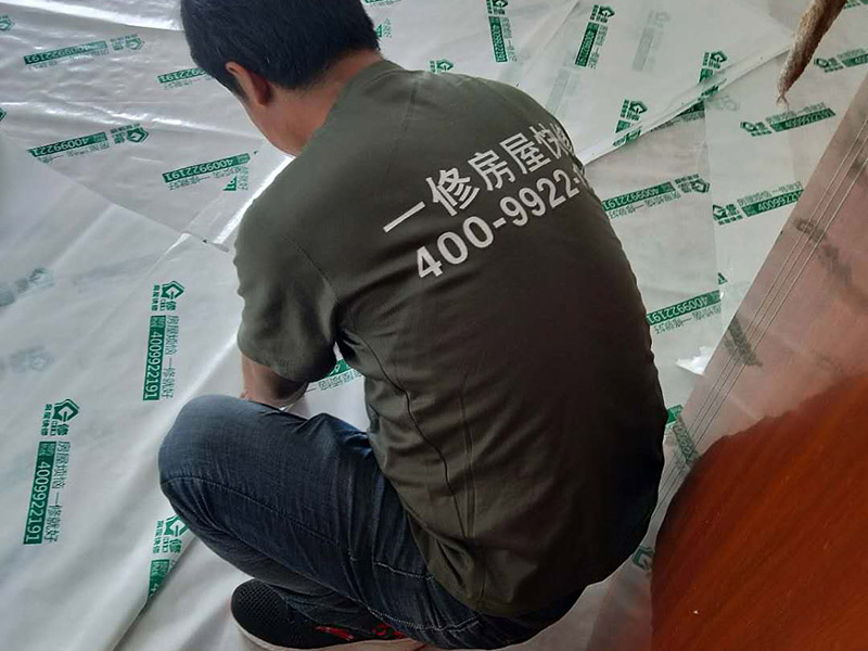 地板樓梯成品保護(hù)：樓地面按其構(gòu)造由面層、墊層和基層等部分組成。因此樓地面成品保護(hù)既保護(hù)地面又保護(hù)地面磚裝飾等。 樓梯臺(tái)階成品保護(hù)主要是保護(hù)臺(tái)階成品裝飾，如樓梯大理石、踢腳板等，當(dāng)然，也得保護(hù)樓梯基層砼等不損壞。 內(nèi)墻面成品保護(hù)主要是保護(hù)內(nèi)墻涂料，如膩?zhàn)?、乳膠漆等。
