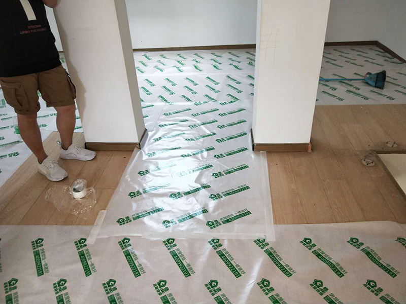地面保護材料進場：一、入戶門的保護 各種裝修物料的進場以及各種建筑裝修垃圾的清理，都會經過入戶門，這些物品在搬運的過程中，與入戶門發生磕碰、摩擦的機率大大增加，所以，第一個需要做好成品保護的地方就是我們的入戶門。建議:在裝修開工前直到家具進場期間，都需要對入戶門進行保護!對于這一點，可以使用成品保護膜將門包裹。 二、瓷磚、地板的鋪貼保護 --保護膜的貼法 瓷磚、地板的鋪裝，也屬于基礎裝修的部分，經常發現瓷磚施工時和施工后都沒有做成品保護工作，具體的表現有:瓷磚邊鋪邊勾縫、在剛鋪的瓷磚、地板上堆放雜物、剛鋪的瓷磚就在上面走動踩踏、地面瓷磚、地板沒有使用成品保護膜覆蓋等，這些都會影響瓷磚的鋪貼效果，造成瓷磚的施工質量問題。