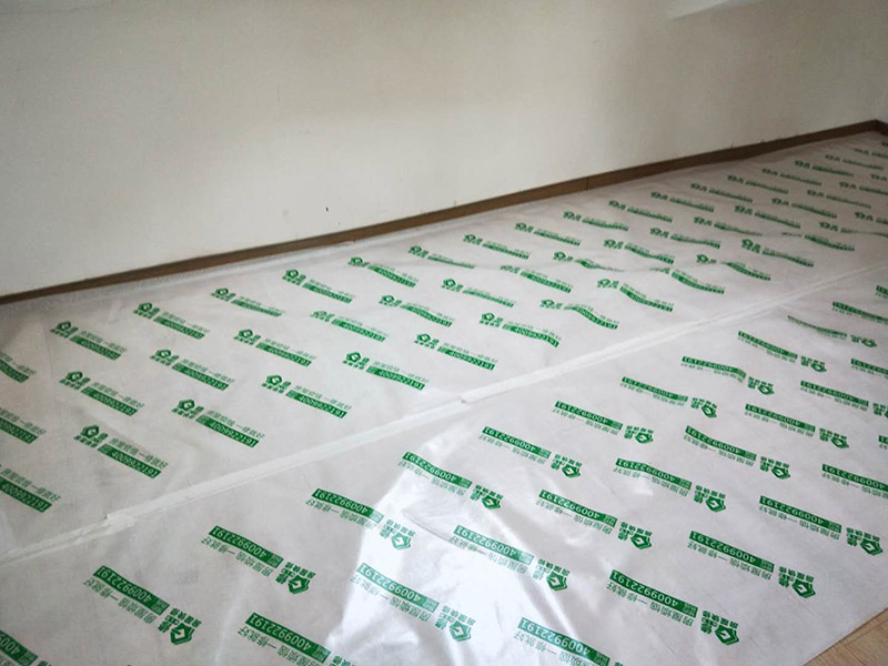 地面保護材料進場：一、入戶門的保護 各種裝修物料的進場以及各種建筑裝修垃圾的清理，都會經過入戶門，這些物品在搬運的過程中，與入戶門發生磕碰、摩擦的機率大大增加，所以，第一個需要做好成品保護的地方就是我們的入戶門。建議:在裝修開工前直到家具進場期間，都需要對入戶門進行保護!對于這一點，可以使用成品保護膜將門包裹。 二、瓷磚、地板的鋪貼保護 --保護膜的貼法 瓷磚、地板的鋪裝，也屬于基礎裝修的部分，經常發現瓷磚施工時和施工后都沒有做成品保護工作，具體的表現有:瓷磚邊鋪邊勾縫、在剛鋪的瓷磚、地板上堆放雜物、剛鋪的瓷磚就在上面走動踩踏、地面瓷磚、地板沒有使用成品保護膜覆蓋等，這些都會影響瓷磚的鋪貼效果，造成瓷磚的施工質量問題。