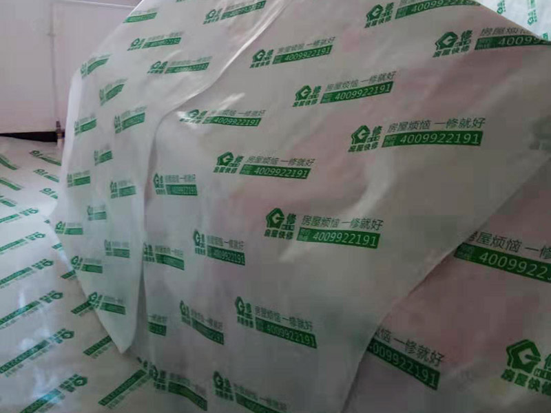 墻面修補保護(hù):遇到墻面長了霉斑的情況，可以用超市買的洗衣服用的漂白水，濕布占著擦即可。不僅能有效清除表面霉斑，還有消毒的作用，但只適用于白墻，有顏色或者有藝術(shù)效果的漆面應(yīng)避免使用。 除了漂白水以外，還可以使用專業(yè)的墻體霉菌清除劑，一般在超市能夠買到。將清潔劑搖勻后用普通氣壓噴壺按照說明書的要求兌水，對著發(fā)霉的墻面噴涂，大概30分鐘后，霉菌會自然分解。 對于墻面開裂，我們可以用鏟刀把裂縫兩邊約10厘米左右的漆膜鏟掉，使其露出底材，查明開裂的原因。如果是基材有裂縫，則可以用嵌縫石膏補住裂縫，等到石膏變硬之后，再補刮膩子，重新涂刷乳膠漆。