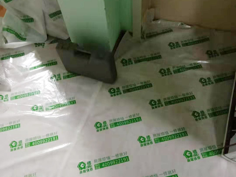 現場家具保護:利用塑料薄膜將業主家的衣柜、榻榻米等家具，都做好了保護工作，避免膩子油漆等材料弄到家具上，對后期的衛生清理帶來麻煩；主要是為了方便施工的，避免在批膩子時，把膩子批到家具上，或者是在噴乳膠漆時，濺到家具上，這樣一來，后面在清理時就麻煩多了；