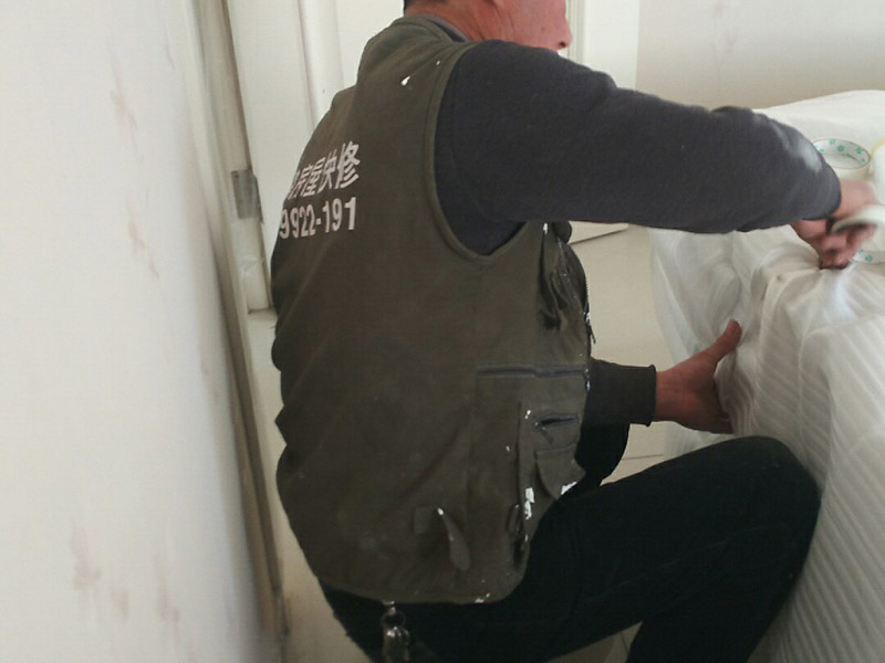 全屋家具保護案例：房屋整體裝修完成后再將家具進行定制安裝，所以在安裝過程中可能會對已經裝修好的工程造成些許損壞，這個時候就需要注意對家中的地面、墻面、門窗等進行保護，以免造成不要的損壞。水管電線是在房屋裝修時就已經改造好了，在定制家具的安裝過程中要注意盡量不要改動墻面的水管電線，因為如果改造不好就會造成家里用水用電不便，甚至可能會引起事故。