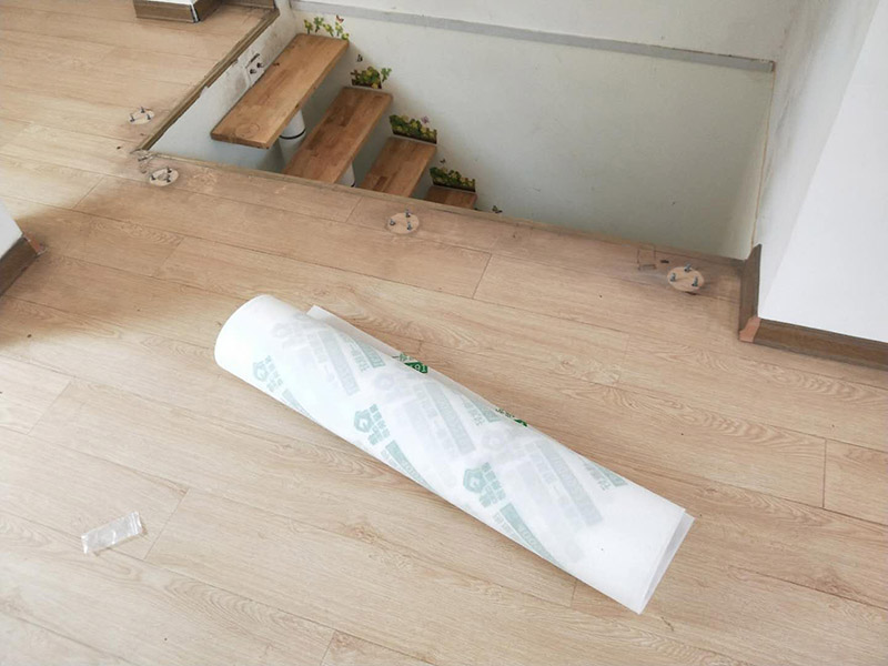 全屋家具保護案例：房屋整體裝修完成后再將家具進行定制安裝，所以在安裝過程中可能會對已經裝修好的工程造成些許損壞，這個時候就需要注意對家中的地面、墻面、門窗等進行保護，以免造成不要的損壞。水管電線是在房屋裝修時就已經改造好了，在定制家具的安裝過程中要注意盡量不要改動墻面的水管電線，因為如果改造不好就會造成家里用水用電不便，甚至可能會引起事故。