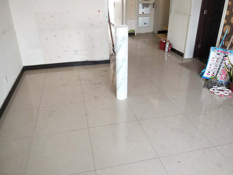 全屋家具保護案例：房屋整體裝修完成后再將家具進行定制安裝，所以在安裝過程中可能會對已經裝修好的工程造成些許損壞，這個時候就需要注意對家中的地面、墻面、門窗等進行保護，以免造成不要的損壞。水管電線是在房屋裝修時就已經改造好了，在定制家具的安裝過程中要注意盡量不要改動墻面的水管電線，因為如果改造不好就會造成家里用水用電不便，甚至可能會引起事故。