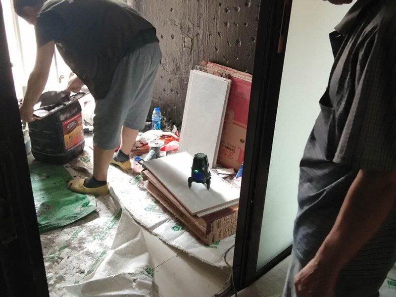 廚房改造維修：拆除。不管是新房舊房，可能都會(huì)面臨拆除的問題。如果是舊房改造，就需要首先拆除墻面和地面原有的瓷磚，拆除吊頂，拆除原有的廚具、燈具等;如果是新房想改變?cè)瓉韽N房的格局，也會(huì)首先面臨拆墻的任務(wù)。 二、水路、電路改造。大多數(shù)人都愿意將水路、電路做成暗管，因?yàn)楸容^美觀。水電路隱患工程，所以一定做到安全。三、墻面地面、抹灰找平。地面、墻面拆除后，水泥找平墻地面不平整的位置，這將有利于下一步做防水。四、做防水。水泥干透后，在墻面和地面刷涂防水涂料2到3遍，做24小時(shí)試水試驗(yàn)。