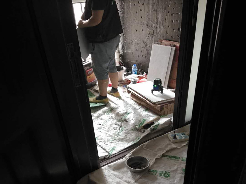 廚房改造維修：拆除。不管是新房舊房，可能都會(huì)面臨拆除的問題。如果是舊房改造，就需要首先拆除墻面和地面原有的瓷磚，拆除吊頂，拆除原有的廚具、燈具等;如果是新房想改變?cè)瓉韽N房的格局，也會(huì)首先面臨拆墻的任務(wù)。 二、水路、電路改造。大多數(shù)人都愿意將水路、電路做成暗管，因?yàn)楸容^美觀。水電路隱患工程，所以一定做到安全。三、墻面地面、抹灰找平。地面、墻面拆除后，水泥找平墻地面不平整的位置，這將有利于下一步做防水。四、做防水。水泥干透后，在墻面和地面刷涂防水涂料2到3遍，做24小時(shí)試水試驗(yàn)。