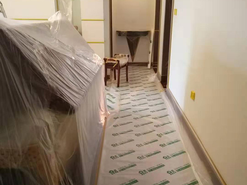 復(fù)式樓整體保護：各種裝修物料的進場以及各種建筑裝修垃圾的清理，都會經(jīng)過入戶門，這些物品在搬運的過程中，難免會和入戶門發(fā)生磕碰，造成入戶門的磕碰劃傷，所以，第一個需要做好成品保護的地方就是入戶門。做法：在裝修開工前直到家具進場期間，都需要對入戶門進行保護！可以使用成品保護膜將門包裹。 地面瓷磚鋪貼完后，用成品保護膜覆蓋磚面，既可以防止裝修時的沙子磨傷地面，同時也能有效地防止油漆涂料等有色液體滴落磚面，造成地面污染。好處：1.平整美觀；2.不會有泥沙塵土進入瓷磚；3.施工時不會刮花瓷磚；4.時間久了瓷磚依然干凈無塵。 在進行木門、櫥柜、家具等的相關(guān)的安裝或組裝的過程中，成品保護主要體現(xiàn)在兩個方面：一是原有的墻面、地面裝飾的保護，盡量避免因為這些安裝工程對已裝的部分造成破壞；二是安裝的物品本身的保護，注意不要在安裝過程中造成磕碰、劃傷等損傷。好處：1.美觀；2.避免后期刮膩子滴到柜子上；3.避免后期安裝碰到，導(dǎo)致油漆脫落和刮痕；4.防塵。