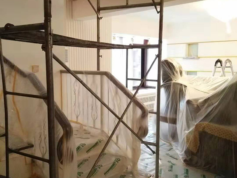 復(fù)式樓整體保護：各種裝修物料的進場以及各種建筑裝修垃圾的清理，都會經(jīng)過入戶門，這些物品在搬運的過程中，難免會和入戶門發(fā)生磕碰，造成入戶門的磕碰劃傷，所以，第一個需要做好成品保護的地方就是入戶門。做法：在裝修開工前直到家具進場期間，都需要對入戶門進行保護！可以使用成品保護膜將門包裹。 地面瓷磚鋪貼完后，用成品保護膜覆蓋磚面，既可以防止裝修時的沙子磨傷地面，同時也能有效地防止油漆涂料等有色液體滴落磚面，造成地面污染。好處：1.平整美觀；2.不會有泥沙塵土進入瓷磚；3.施工時不會刮花瓷磚；4.時間久了瓷磚依然干凈無塵。 在進行木門、櫥柜、家具等的相關(guān)的安裝或組裝的過程中，成品保護主要體現(xiàn)在兩個方面：一是原有的墻面、地面裝飾的保護，盡量避免因為這些安裝工程對已裝的部分造成破壞；二是安裝的物品本身的保護，注意不要在安裝過程中造成磕碰、劃傷等損傷。好處：1.美觀；2.避免后期刮膩子滴到柜子上；3.避免后期安裝碰到，導(dǎo)致油漆脫落和刮痕；4.防塵。