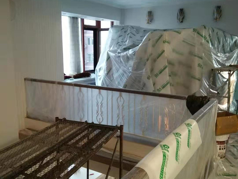 復(fù)式樓整體保護：各種裝修物料的進場以及各種建筑裝修垃圾的清理，都會經(jīng)過入戶門，這些物品在搬運的過程中，難免會和入戶門發(fā)生磕碰，造成入戶門的磕碰劃傷，所以，第一個需要做好成品保護的地方就是入戶門。做法：在裝修開工前直到家具進場期間，都需要對入戶門進行保護！可以使用成品保護膜將門包裹。 地面瓷磚鋪貼完后，用成品保護膜覆蓋磚面，既可以防止裝修時的沙子磨傷地面，同時也能有效地防止油漆涂料等有色液體滴落磚面，造成地面污染。好處：1.平整美觀；2.不會有泥沙塵土進入瓷磚；3.施工時不會刮花瓷磚；4.時間久了瓷磚依然干凈無塵。 在進行木門、櫥柜、家具等的相關(guān)的安裝或組裝的過程中，成品保護主要體現(xiàn)在兩個方面：一是原有的墻面、地面裝飾的保護，盡量避免因為這些安裝工程對已裝的部分造成破壞；二是安裝的物品本身的保護，注意不要在安裝過程中造成磕碰、劃傷等損傷。好處：1.美觀；2.避免后期刮膩子滴到柜子上；3.避免后期安裝碰到，導(dǎo)致油漆脫落和刮痕；4.防塵。