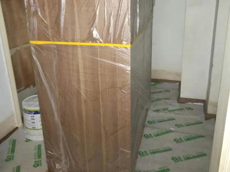 全屋家具成品保護：滿鋪成品瓦楞紙板，再用干凈彩條布滿鋪在普通石膏板上，在彩條布交接處及轉角處用膠帶固定，也可選用木芯板或三夾板。材料選用視上人、車情況而定。 所有成品飾面板在安裝好后必須用PE保護膜覆蓋包起來，所有成品飾面板的陽角位必須用硬質紙護角或泡沫棉進行保護性包裝，防止交被其他施工人員碰撞。 1、入戶門扇用公司統一的門貼進行全面包裹保護，用透明膠帶將保護膜粘貼牢固平整。 2、用標準保護膜將門框三面保護完整并固定牢固。 3、工程完工后拆除保護膜時如果有粘貼時的膠痕，應用酒精或專用的清污劑清除膠痕。