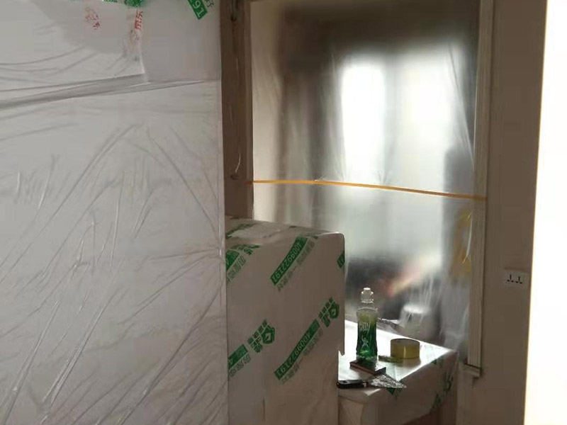 全屋家具成品保護：滿鋪成品瓦楞紙板，再用干凈彩條布滿鋪在普通石膏板上，在彩條布交接處及轉角處用膠帶固定，也可選用木芯板或三夾板。材料選用視上人、車情況而定。 所有成品飾面板在安裝好后必須用PE保護膜覆蓋包起來，所有成品飾面板的陽角位必須用硬質紙護角或泡沫棉進行保護性包裝，防止交被其他施工人員碰撞。 1、入戶門扇用公司統一的門貼進行全面包裹保護，用透明膠帶將保護膜粘貼牢固平整。 2、用標準保護膜將門框三面保護完整并固定牢固。 3、工程完工后拆除保護膜時如果有粘貼時的膠痕，應用酒精或專用的清污劑清除膠痕。