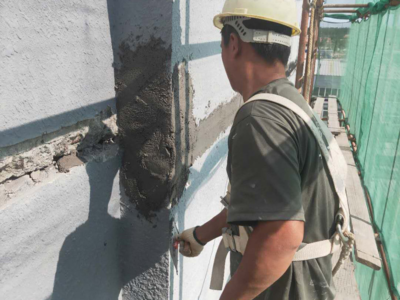 廠房外墻裝修：抹灰前基層表面的塵土，污垢，油漬等清zhi除干凈，并撒水濕潤。當抹灰總厚度≥35mm時，采取加強措施。不同材料基體交接處表面的抹灰，應采取防止開裂的加強措施。外墻抹灰工程施工前先安裝鋼木門窗框、護欄等，并應將墻上的施工孔洞堵塞密實。室內墻面，柱子面和門洞口的陰陽角應做法應符合設計要求。設計無要求時，采用1:2水泥砂漿做暗護角，其高度不低于2m，每側寬度不小于50mm。