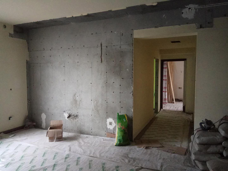 客廳墻面鏟除維修：在進行客廳老墻面的翻新處理的時候要注意將老墻面的原有裝修和裝飾都一并的清除。如果老墻面是裝修了一兩年的，則可以只使用鋼刷和砂紙打磨墻面，讓墻面變得干凈平整之后開始新的乳膠漆粉刷工作，如果是裝修時間很長磨損很嚴重的老墻面，則需要用鏟子將墻面的原有裝修都鏟除，之后再刷上膩子開始新的粉刷工作。老墻面的水泥層都有可能存在損壞嚴重的情況，可以將損壞的墻面部分全部鏟除，之后再使用水泥進行涂抹。這樣干凈齊整的墻面更有利于墻面的粉刷效果。在進行乳膠漆的涂刷之前先要計算好所有墻面需要的乳膠漆量，一次配好，避免二次配方產生色差的問題，從而導致墻面顏色不一致影響效果。在進行涂刷的時候也要從上到下順著一個方向進行涂刷。