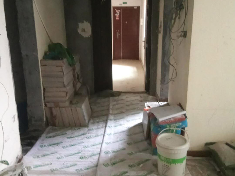 客廳墻面鏟除維修：在進行客廳老墻面的翻新處理的時候要注意將老墻面的原有裝修和裝飾都一并的清除。如果老墻面是裝修了一兩年的，則可以只使用鋼刷和砂紙打磨墻面，讓墻面變得干凈平整之后開始新的乳膠漆粉刷工作，如果是裝修時間很長磨損很嚴重的老墻面，則需要用鏟子將墻面的原有裝修都鏟除，之后再刷上膩子開始新的粉刷工作。老墻面的水泥層都有可能存在損壞嚴重的情況，可以將損壞的墻面部分全部鏟除，之后再使用水泥進行涂抹。這樣干凈齊整的墻面更有利于墻面的粉刷效果。在進行乳膠漆的涂刷之前先要計算好所有墻面需要的乳膠漆量，一次配好，避免二次配方產生色差的問題，從而導致墻面顏色不一致影響效果。在進行涂刷的時候也要從上到下順著一個方向進行涂刷。