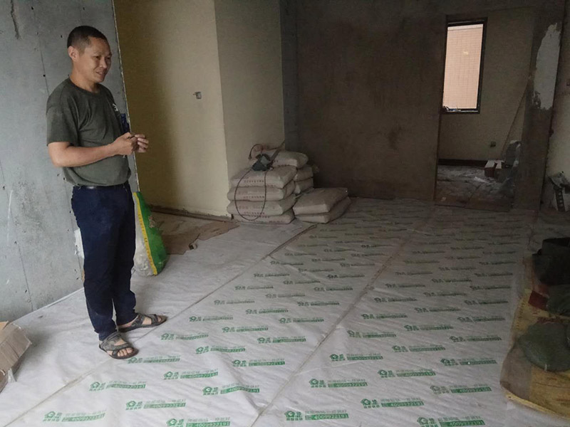 客廳墻面鏟除維修：在進行客廳老墻面的翻新處理的時候要注意將老墻面的原有裝修和裝飾都一并的清除。如果老墻面是裝修了一兩年的，則可以只使用鋼刷和砂紙打磨墻面，讓墻面變得干凈平整之后開始新的乳膠漆粉刷工作，如果是裝修時間很長磨損很嚴重的老墻面，則需要用鏟子將墻面的原有裝修都鏟除，之后再刷上膩子開始新的粉刷工作。老墻面的水泥層都有可能存在損壞嚴重的情況，可以將損壞的墻面部分全部鏟除，之后再使用水泥進行涂抹。這樣干凈齊整的墻面更有利于墻面的粉刷效果。在進行乳膠漆的涂刷之前先要計算好所有墻面需要的乳膠漆量，一次配好，避免二次配方產生色差的問題，從而導致墻面顏色不一致影響效果。在進行涂刷的時候也要從上到下順著一個方向進行涂刷。