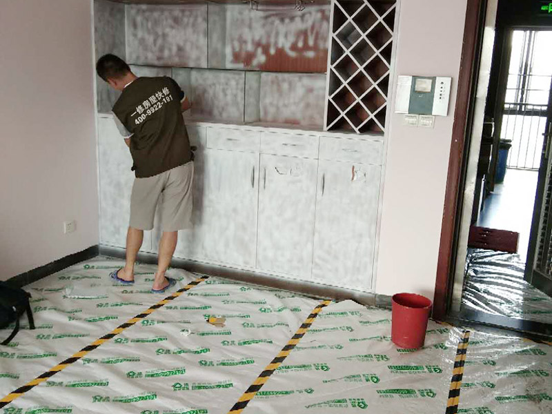 家具翻新地板保護：家具是比較容易折舊的，特別是一些上了油漆的家具，在用了很長的時間以后就會出現(xiàn)退色或者是漆面掉皮的現(xiàn)象，家具的體積一般都比較大，而且家具的價格也很高，導致了舊家具的更換有很多的困難。 1.混油飾面工藝做法：先用粗砂紙打磨掉舊油漆，然后披刮原子灰，干透后用細砂紙打磨平整，刷底漆一遍，打磨，再刷面漆若干遍，再打磨，最后噴面漆一遍。 2.清油飾面工藝做法：先用粗砂紙打磨掉舊油漆，然后披刮原子灰，干透后用細砂紙打磨平整，色漆做搓色處理，打磨，刷底漆一遍，打磨，再刷面漆若干!