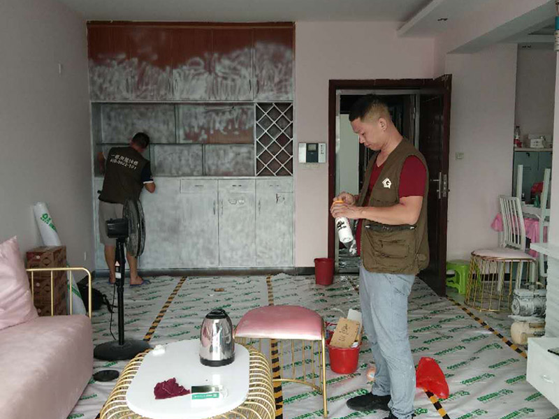 家具翻新地板保護：家具是比較容易折舊的，特別是一些上了油漆的家具，在用了很長的時間以后就會出現(xiàn)退色或者是漆面掉皮的現(xiàn)象，家具的體積一般都比較大，而且家具的價格也很高，導致了舊家具的更換有很多的困難。 1.混油飾面工藝做法：先用粗砂紙打磨掉舊油漆，然后披刮原子灰，干透后用細砂紙打磨平整，刷底漆一遍，打磨，再刷面漆若干遍，再打磨，最后噴面漆一遍。 2.清油飾面工藝做法：先用粗砂紙打磨掉舊油漆，然后披刮原子灰，干透后用細砂紙打磨平整，色漆做搓色處理，打磨，刷底漆一遍，打磨，再刷面漆若干!