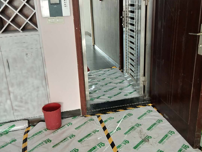 家具翻新地板保護：家具是比較容易折舊的，特別是一些上了油漆的家具，在用了很長的時間以后就會出現(xiàn)退色或者是漆面掉皮的現(xiàn)象，家具的體積一般都比較大，而且家具的價格也很高，導致了舊家具的更換有很多的困難。 1.混油飾面工藝做法：先用粗砂紙打磨掉舊油漆，然后披刮原子灰，干透后用細砂紙打磨平整，刷底漆一遍，打磨，再刷面漆若干遍，再打磨，最后噴面漆一遍。 2.清油飾面工藝做法：先用粗砂紙打磨掉舊油漆，然后披刮原子灰，干透后用細砂紙打磨平整，色漆做搓色處理，打磨，刷底漆一遍，打磨，再刷面漆若干!