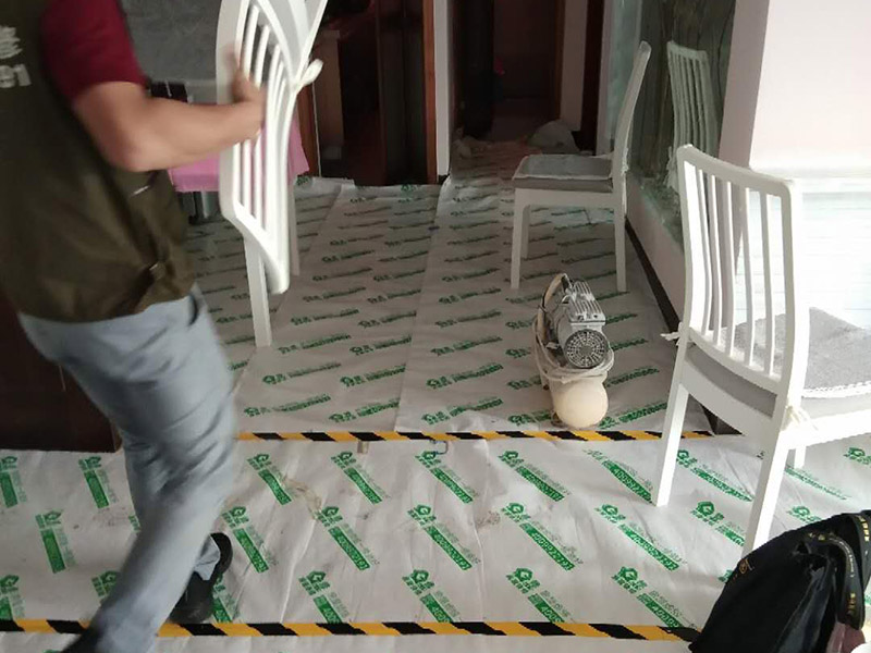 家具翻新地板保護：家具是比較容易折舊的，特別是一些上了油漆的家具，在用了很長的時間以后就會出現(xiàn)退色或者是漆面掉皮的現(xiàn)象，家具的體積一般都比較大，而且家具的價格也很高，導致了舊家具的更換有很多的困難。 1.混油飾面工藝做法：先用粗砂紙打磨掉舊油漆，然后披刮原子灰，干透后用細砂紙打磨平整，刷底漆一遍，打磨，再刷面漆若干遍，再打磨，最后噴面漆一遍。 2.清油飾面工藝做法：先用粗砂紙打磨掉舊油漆，然后披刮原子灰，干透后用細砂紙打磨平整，色漆做搓色處理，打磨，刷底漆一遍，打磨，再刷面漆若干!