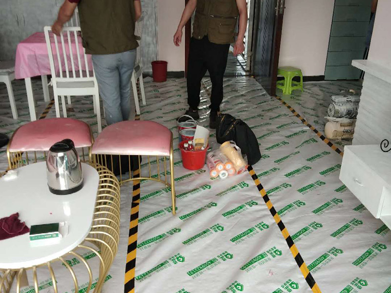 家具翻新地板保護：家具是比較容易折舊的，特別是一些上了油漆的家具，在用了很長的時間以后就會出現(xiàn)退色或者是漆面掉皮的現(xiàn)象，家具的體積一般都比較大，而且家具的價格也很高，導致了舊家具的更換有很多的困難。 1.混油飾面工藝做法：先用粗砂紙打磨掉舊油漆，然后披刮原子灰，干透后用細砂紙打磨平整，刷底漆一遍，打磨，再刷面漆若干遍，再打磨，最后噴面漆一遍。 2.清油飾面工藝做法：先用粗砂紙打磨掉舊油漆，然后披刮原子灰，干透后用細砂紙打磨平整，色漆做搓色處理，打磨，刷底漆一遍，打磨，再刷面漆若干!