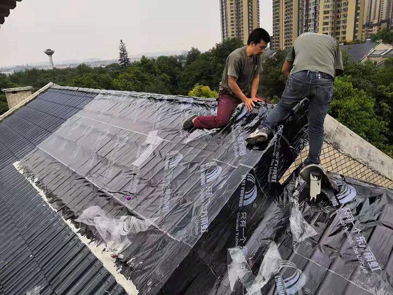 屋面防水卷材鋪貼:1.熱熔法：指采用加熱器熔化防水卷材底層的熱熔膠，實現卷材與基層粘結的方法稱為熱熔法。 2.冷粘法：指采用膠結材料直接實現防水卷材與基層粘結的方法稱為冷粘法。 3.自粘法：指采用帶有自粘膠的防水卷材，不需熱加工，也不需另涂膠結材料，而直接實現防水卷材與基層粘結的方法稱為自粘法。 4.熱瀝青法：指采用熱瀝青膠結材料直接實現防水卷材與基層粘結的方法稱為熱瀝青法。 屋面卷材按施工工藝不同可選用滿貼、條粘、點粘和空鋪等方法施工。鋪貼時應同時將卷材下面的空氣排出，卷材平整，粘結牢固，接縫處必須滿粘，接縫嚴密。