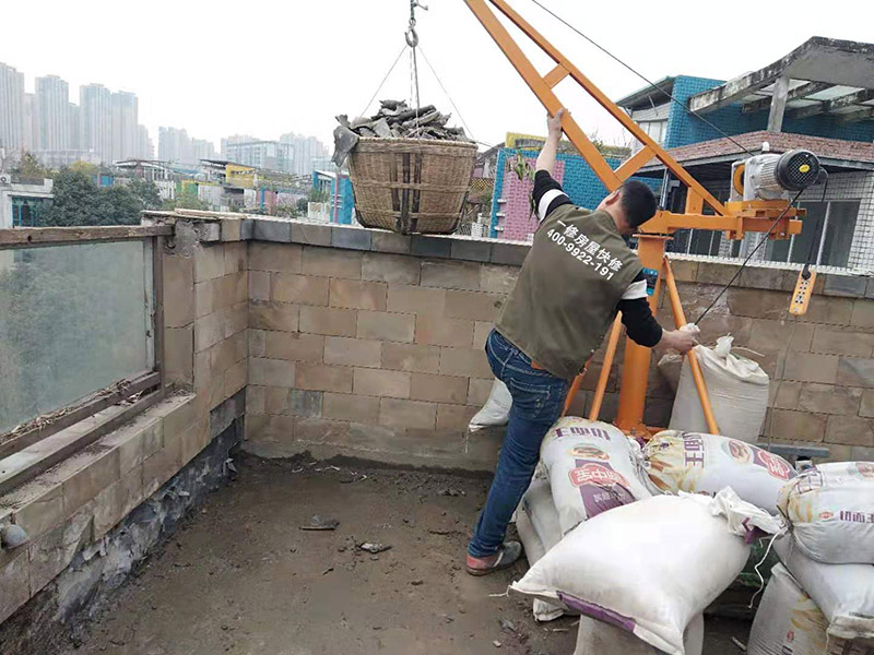 屋頂機器運建渣：建筑垃圾破碎過程通常包括建筑垃圾篩選操作，并且破碎部分的總和構成破碎的變臉流程。在粉碎過程中，通常使用兩個或三個破碎階段。兩級破碎過程分為兩部分：開放式和封閉式。建筑垃圾處理設備產品的破碎粒度應符合用戶要求，同時滿足要求，確保機器內部的正常運行不受影響。在建筑垃圾處理生產過程中，根據垃圾處理的類型和破碎粒度，破碎階段是更重要的階段。在毀壞建筑垃圾處理設備的過程中，一般來說，建筑垃圾破碎機的破碎是由初級破碎引起的。在破碎過程的兩個階段中，大量的垃圾處理使用閉路過程來工作。