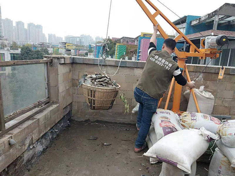 屋頂機器運建渣：建筑垃圾破碎過程通常包括建筑垃圾篩選操作，并且破碎部分的總和構成破碎的變臉流程。在粉碎過程中，通常使用兩個或三個破碎階段。兩級破碎過程分為兩部分：開放式和封閉式。建筑垃圾處理設備產品的破碎粒度應符合用戶要求，同時滿足要求，確保機器內部的正常運行不受影響。在建筑垃圾處理生產過程中，根據垃圾處理的類型和破碎粒度，破碎階段是更重要的階段。在毀壞建筑垃圾處理設備的過程中，一般來說，建筑垃圾破碎機的破碎是由初級破碎引起的。在破碎過程的兩個階段中，大量的垃圾處理使用閉路過程來工作。