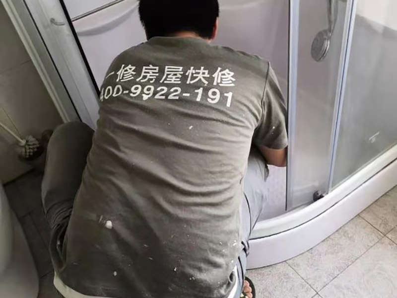 局部改造裝修:水、電路改造是舊房改造最復(fù)雜的。在所有的水路改造完成后，要做到管路合理、連接緊密、無跑冒滴漏、無違章拆移。電路的改造方面，如果舊房子使用的是鋁線，一定要拆掉，現(xiàn)代家庭電器很多，按照國家標(biāo)準(zhǔn)，裝修中必須使用2.5毫米銅線，而對于安裝空調(diào)等大功率電器的線路則應(yīng)單獨(dú)走一路4平方毫米的線路。在往墻中埋線時必須使用PVC絕緣管。
