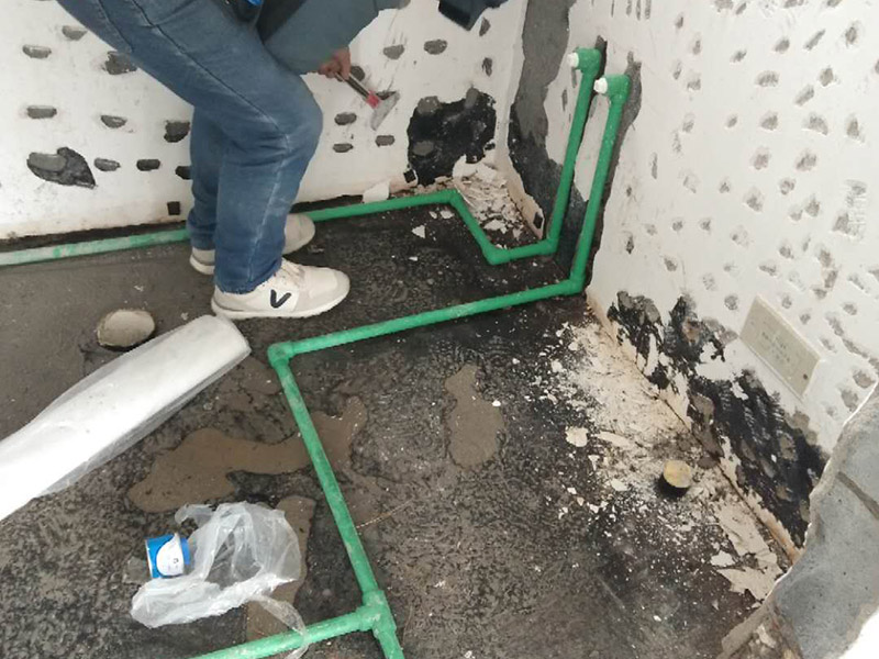 全屋裝修管道布線：第一步：材料進場與檢驗，并核對水電階段的材料品牌規格。因為就水電改造而言，劣質的水電材料會直接影響日常使用甚至可能危害到人身和財產的安全。 第二步：彈線定位標記水管電線的位置，走向要求橫平豎直，然后就是開槽工作。開槽處主要是確定開槽路線，線路開槽可遵循下面三個原則：不破壞原有強電原則、不破壞防水原則，線路最短原則。通過用線的多少來確定PVC管的用料，同時也便于確定管槽的寬度。 第三步：水電布線，即"布管布線"，包括水管排布、電管布線與穿線。 第四步：水電驗收，如若有發現問題可做及時的修復處理，等到其他項目施工完畢，等發現問題再做修改就實屬不易。 第五步：封槽，水管安裝后一定要經過注水水壓測試。一般使用水泥砂漿進行封槽。封槽的高度不能高于所在平面。封槽一定要嚴實，否則日后造成空鼓現象。