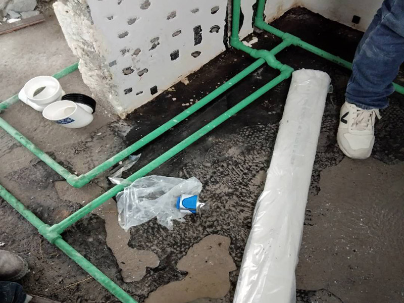 全屋裝修管道布線：第一步：材料進場與檢驗，并核對水電階段的材料品牌規格。因為就水電改造而言，劣質的水電材料會直接影響日常使用甚至可能危害到人身和財產的安全。 第二步：彈線定位標記水管電線的位置，走向要求橫平豎直，然后就是開槽工作。開槽處主要是確定開槽路線，線路開槽可遵循下面三個原則：不破壞原有強電原則、不破壞防水原則，線路最短原則。通過用線的多少來確定PVC管的用料，同時也便于確定管槽的寬度。 第三步：水電布線，即"布管布線"，包括水管排布、電管布線與穿線。 第四步：水電驗收，如若有發現問題可做及時的修復處理，等到其他項目施工完畢，等發現問題再做修改就實屬不易。 第五步：封槽，水管安裝后一定要經過注水水壓測試。一般使用水泥砂漿進行封槽。封槽的高度不能高于所在平面。封槽一定要嚴實，否則日后造成空鼓現象。