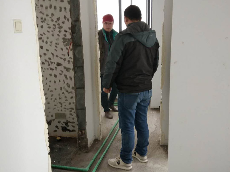 全屋裝修管道布線：第一步：材料進場與檢驗，并核對水電階段的材料品牌規格。因為就水電改造而言，劣質的水電材料會直接影響日常使用甚至可能危害到人身和財產的安全。 第二步：彈線定位標記水管電線的位置，走向要求橫平豎直，然后就是開槽工作。開槽處主要是確定開槽路線，線路開槽可遵循下面三個原則：不破壞原有強電原則、不破壞防水原則，線路最短原則。通過用線的多少來確定PVC管的用料，同時也便于確定管槽的寬度。 第三步：水電布線，即"布管布線"，包括水管排布、電管布線與穿線。 第四步：水電驗收，如若有發現問題可做及時的修復處理，等到其他項目施工完畢，等發現問題再做修改就實屬不易。 第五步：封槽，水管安裝后一定要經過注水水壓測試。一般使用水泥砂漿進行封槽。封槽的高度不能高于所在平面。封槽一定要嚴實，否則日后造成空鼓現象。