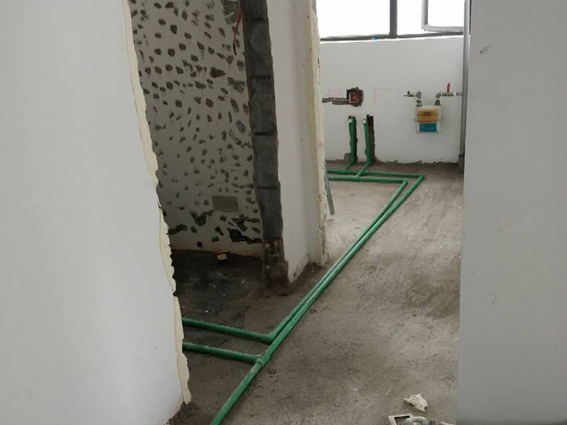 全屋裝修管道布線：第一步：材料進場與檢驗，并核對水電階段的材料品牌規格。因為就水電改造而言，劣質的水電材料會直接影響日常使用甚至可能危害到人身和財產的安全。 第二步：彈線定位標記水管電線的位置，走向要求橫平豎直，然后就是開槽工作。開槽處主要是確定開槽路線，線路開槽可遵循下面三個原則：不破壞原有強電原則、不破壞防水原則，線路最短原則。通過用線的多少來確定PVC管的用料，同時也便于確定管槽的寬度。 第三步：水電布線，即"布管布線"，包括水管排布、電管布線與穿線。 第四步：水電驗收，如若有發現問題可做及時的修復處理，等到其他項目施工完畢，等發現問題再做修改就實屬不易。 第五步：封槽，水管安裝后一定要經過注水水壓測試。一般使用水泥砂漿進行封槽。封槽的高度不能高于所在平面。封槽一定要嚴實，否則日后造成空鼓現象。