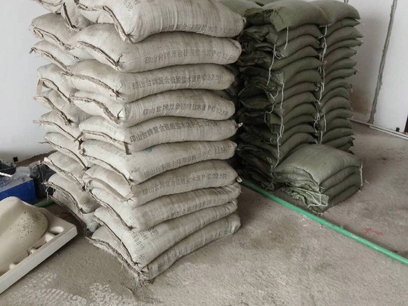 全屋裝修管道布線：第一步：材料進場與檢驗，并核對水電階段的材料品牌規格。因為就水電改造而言，劣質的水電材料會直接影響日常使用甚至可能危害到人身和財產的安全。 第二步：彈線定位標記水管電線的位置，走向要求橫平豎直，然后就是開槽工作。開槽處主要是確定開槽路線，線路開槽可遵循下面三個原則：不破壞原有強電原則、不破壞防水原則，線路最短原則。通過用線的多少來確定PVC管的用料，同時也便于確定管槽的寬度。 第三步：水電布線，即"布管布線"，包括水管排布、電管布線與穿線。 第四步：水電驗收，如若有發現問題可做及時的修復處理，等到其他項目施工完畢，等發現問題再做修改就實屬不易。 第五步：封槽，水管安裝后一定要經過注水水壓測試。一般使用水泥砂漿進行封槽。封槽的高度不能高于所在平面。封槽一定要嚴實，否則日后造成空鼓現象。
