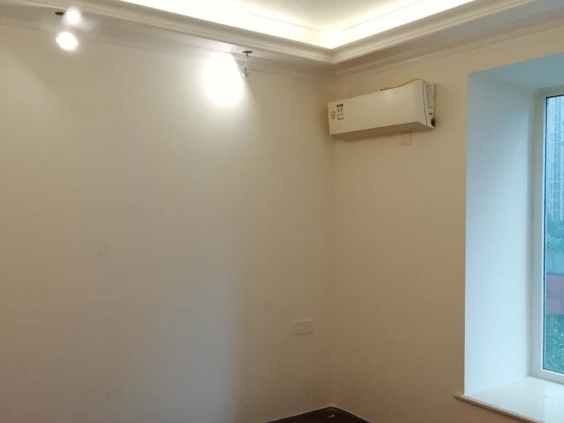 全屋裝修完成效果：老房裝修翻新不能隨便的去拆墻體，很多人覺(jué)得只有承重墻才不能隨便拆改，其實(shí)非承重墻也不可以隨便拆改，雖然是次要的承重，但是它也能起到支撐作用，所以要視情況而定，能不拆的盡量不要去拆。墻紙墻布鋪貼前，必須檢查墻面要干凈平整，墻體、墻皮表面無(wú)空鼓或松動(dòng)脫落。如果有墻面8大問(wèn)題，修復(fù)處理好墻體基底層。基膜等干透，時(shí)間為2小時(shí)-4小時(shí)。再一面墻陰角處開(kāi)始滾刷糯米膠，滾刷好一面墻（上下粉刷均勻）后才開(kāi)始貼墻布。墻紙墻布沿墻面放置，無(wú)縫接縫的必須上高度和墻面高度一致，對(duì)花拼接的墻紙墻布考慮好花樣、紋理的方向。