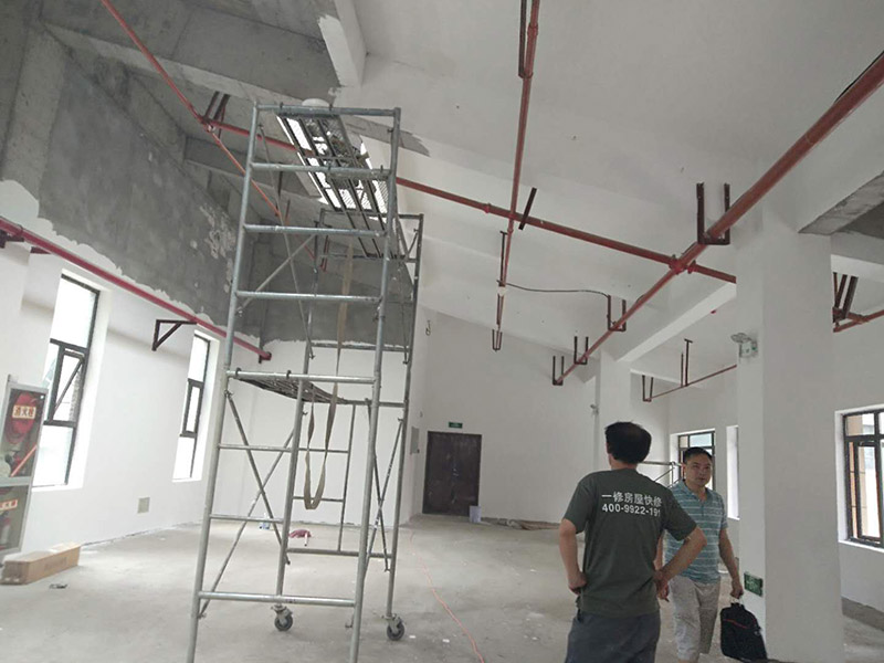 工廠裝修翻新打掃:地面部分是整個工廠面積比較大的一部分，所以在裝修也是需要格外注意的地方。一般來說，工廠地面所用材料都是水磨石，當然也不乏釉面磚或者麻石等。水磨石若是出現缺陷或者污垢，可以對其進行打磨修復。與地板一樣，墻面也是工廠中總占面積比較大的一個部分。而且也是容易受污損的一個部分，而且還容易出現起皮、掉皮等各種問題，所以在進行工廠翻新裝修的時候，墻面自然是不能夠忽視的。