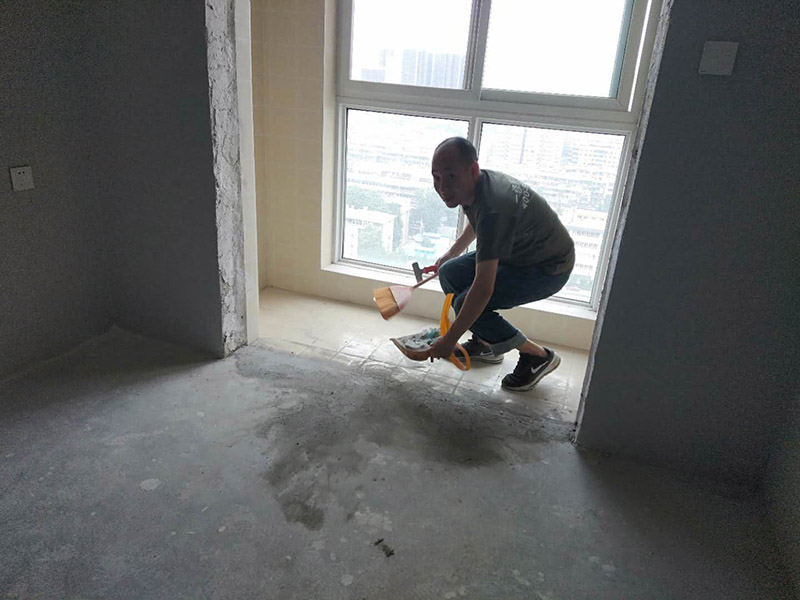 工廠裝修翻新打掃:地面部分是整個工廠面積比較大的一部分，所以在裝修也是需要格外注意的地方。一般來說，工廠地面所用材料都是水磨石，當然也不乏釉面磚或者麻石等。水磨石若是出現缺陷或者污垢，可以對其進行打磨修復。與地板一樣，墻面也是工廠中總占面積比較大的一個部分。而且也是容易受污損的一個部分，而且還容易出現起皮、掉皮等各種問題，所以在進行工廠翻新裝修的時候，墻面自然是不能夠忽視的。